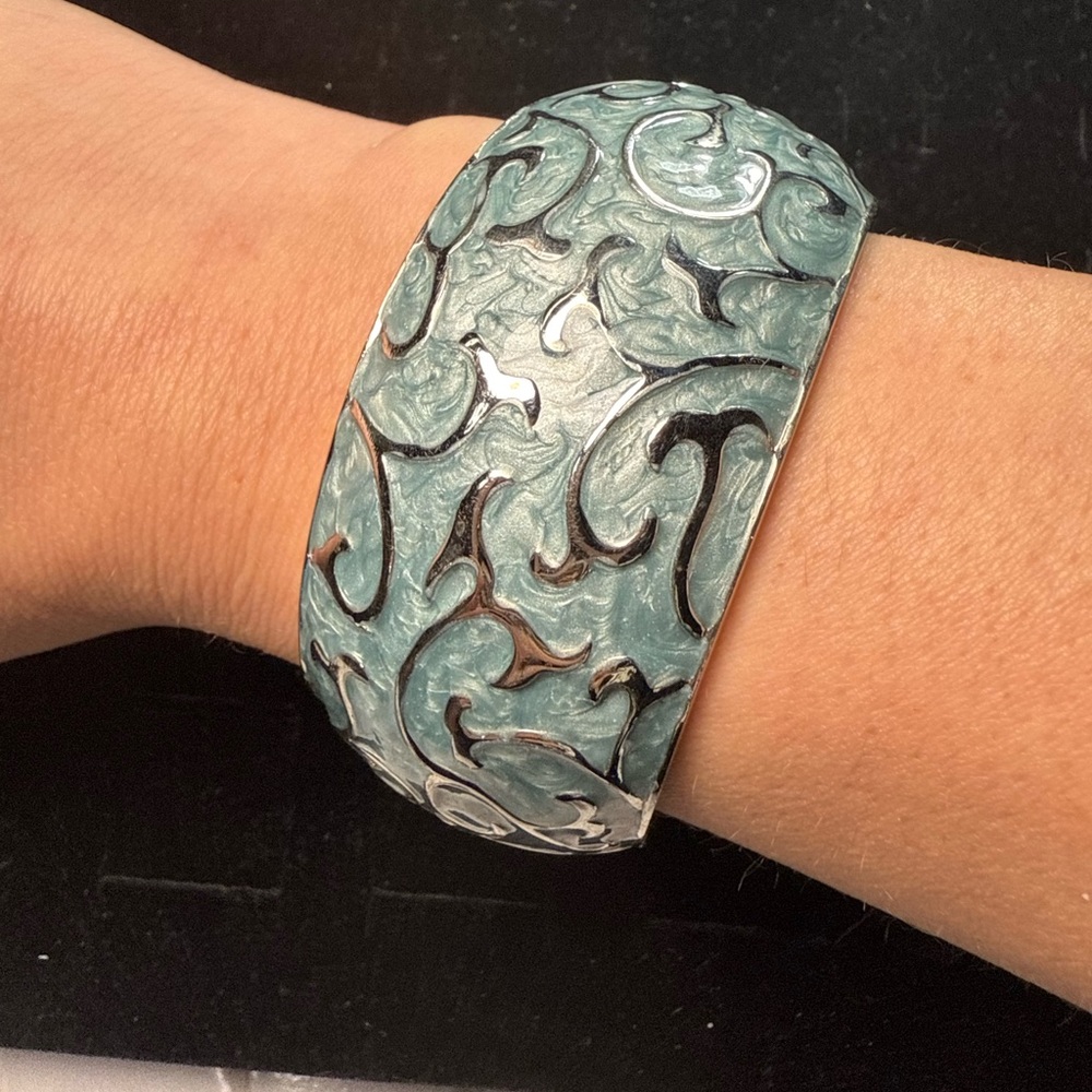 Source‎ Unknown Silver and Teal Bracelet